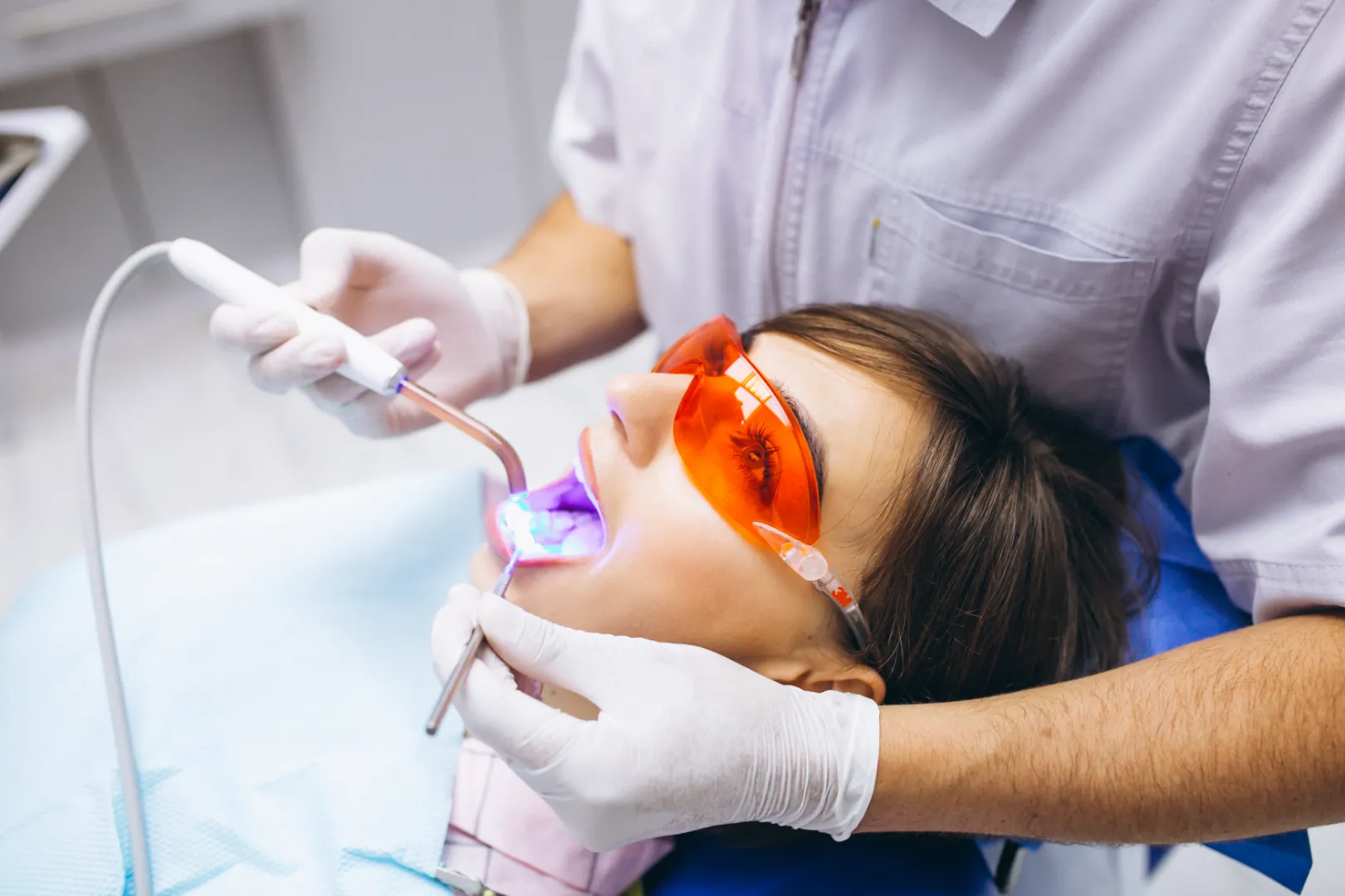 Dentista realizando clareamento em consultório